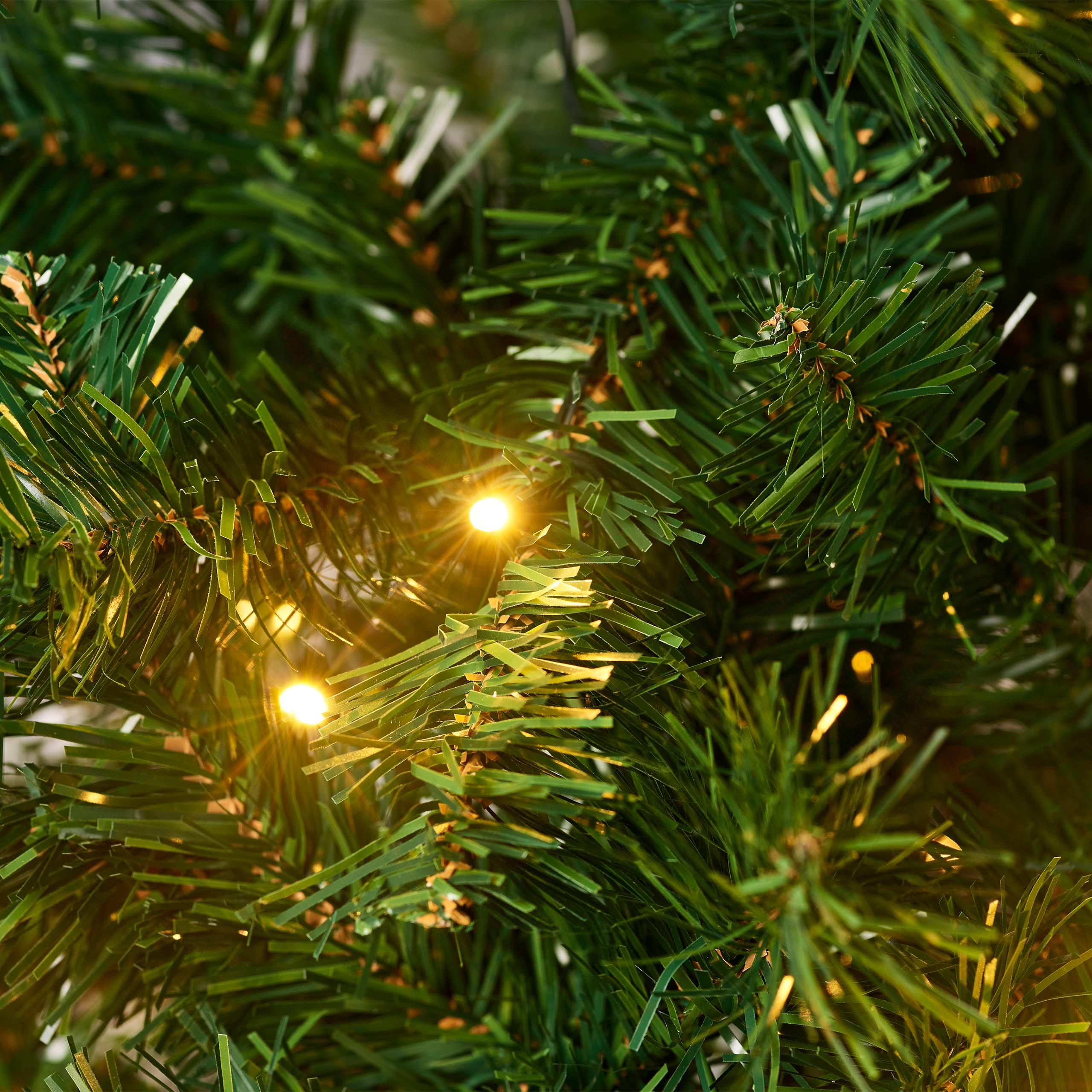 Raburg Deko-Tannenbaum, 150 cm hoch, 80 Warm-Weißen LEDs, natürliches Grün, Indoor-Weihnachtsbaum